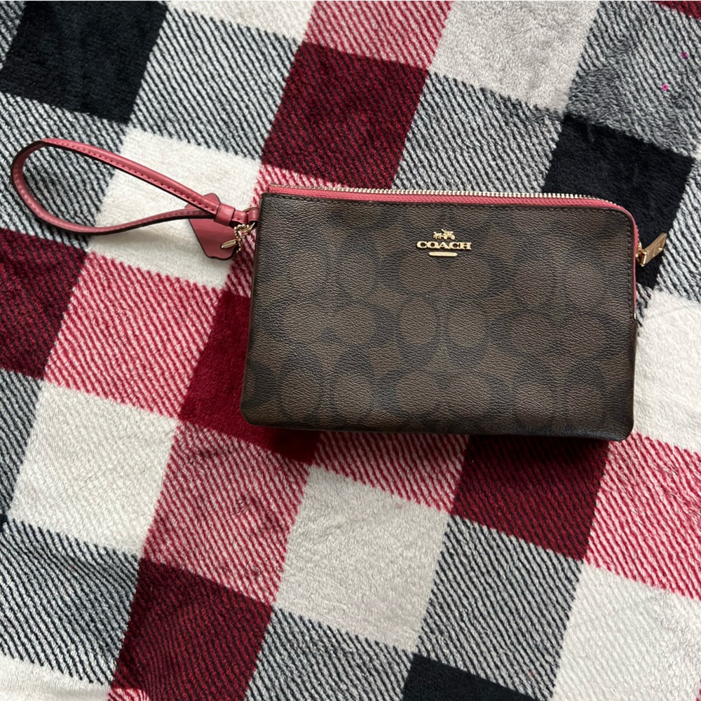 Authentic Coach wristlet in excellent condition.